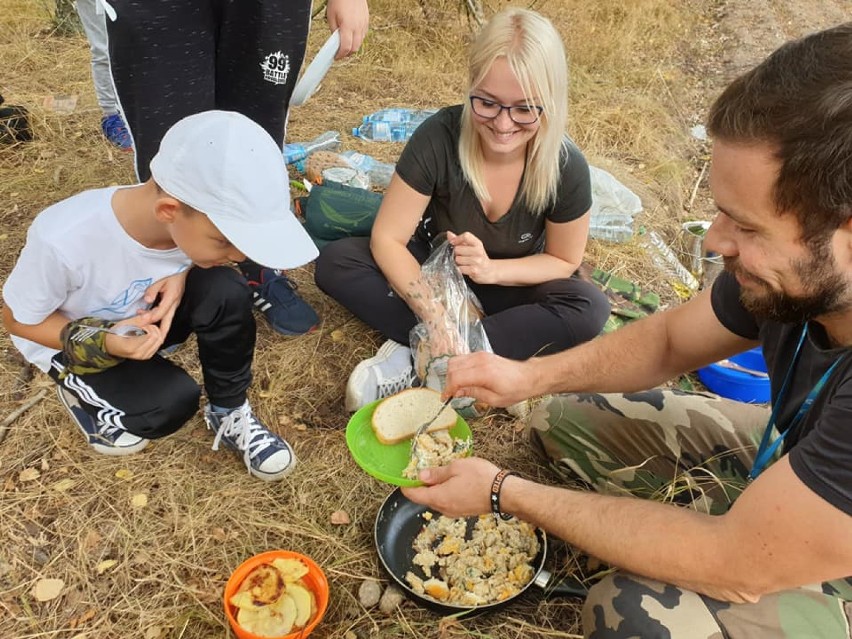 Wakacyjna Akademia Sportu i Przygody: od podstaw biwakowania po pływanie na pontonach