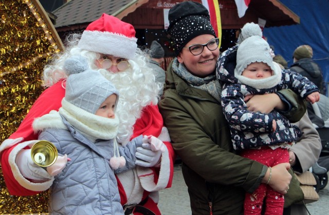 6 grudnia Mikołaj spotykał się z dziećmi na grudziądzkim Rynku głównym, częstując słodyczami pozował do wspólnych zdjęć.