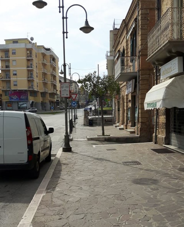 Opustoszałe ulice włoskich miasta z powodu epidemii koronawirusa