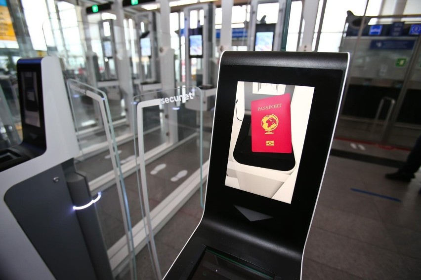 Kontrola paszportowa na lotnisku.