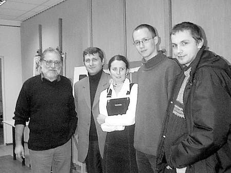 Andrzej Moś (od lewej), Jacek Gajewski, Ela Barszcz &amp;#8211; instruktor z CKiS, Marek Konon i Maciej Sypniewski na pierwszym spotkaniu miłośników fotografii. Fot. J. SYPNIEWSKA
