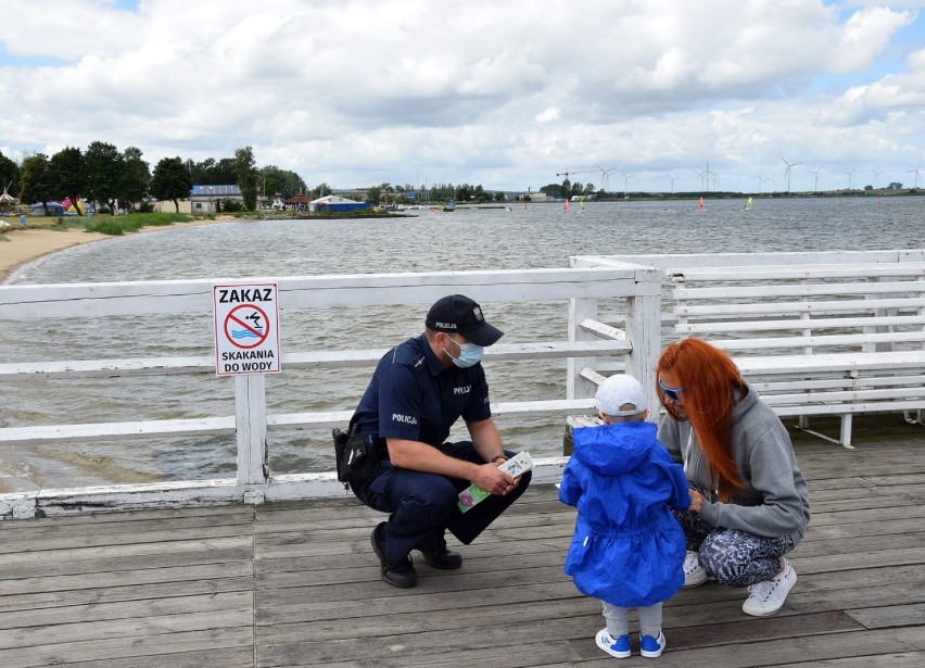 Bezpieczne wakacje na plaży w Pucku: dzielnicowi z KPP w Pucku rozdawali najmłodszym opaski - 7 lipca 2020