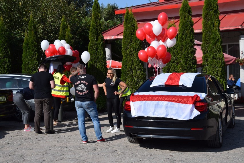 Pokojowa manifestacja dla Białorusi w Kuźnicy. „A mury runą...” wybrzmiały po polsku i białorusku 