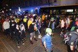 Nightskating Warszawa. Nocny przejazd rolkarzy przez miasto. Tysiące uczestników i 24 km do pokonania