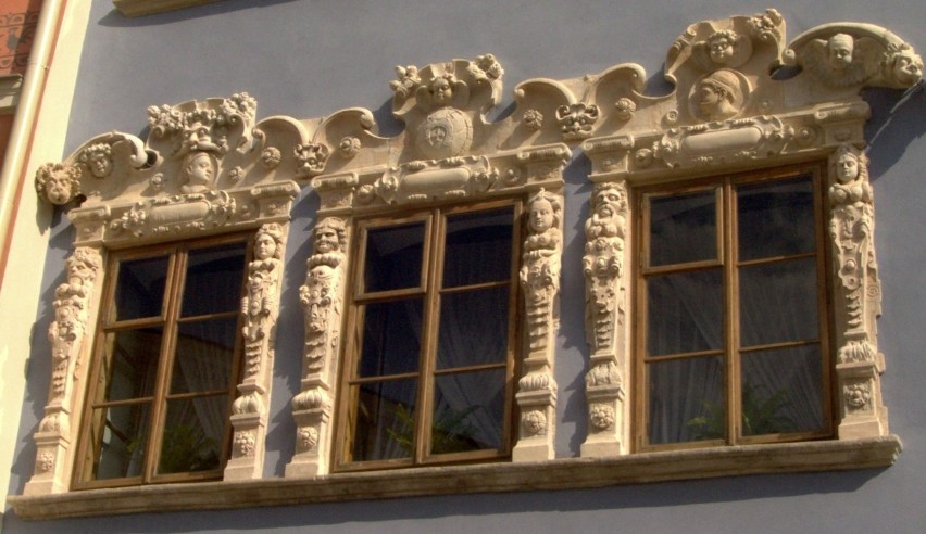 Okna jednej z kamienic w rynku.fot. A. Karłowska