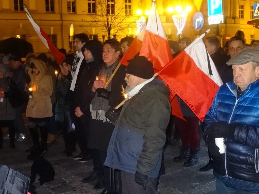 Około 100 osób zgromadziło się przed Villą Calisia w...