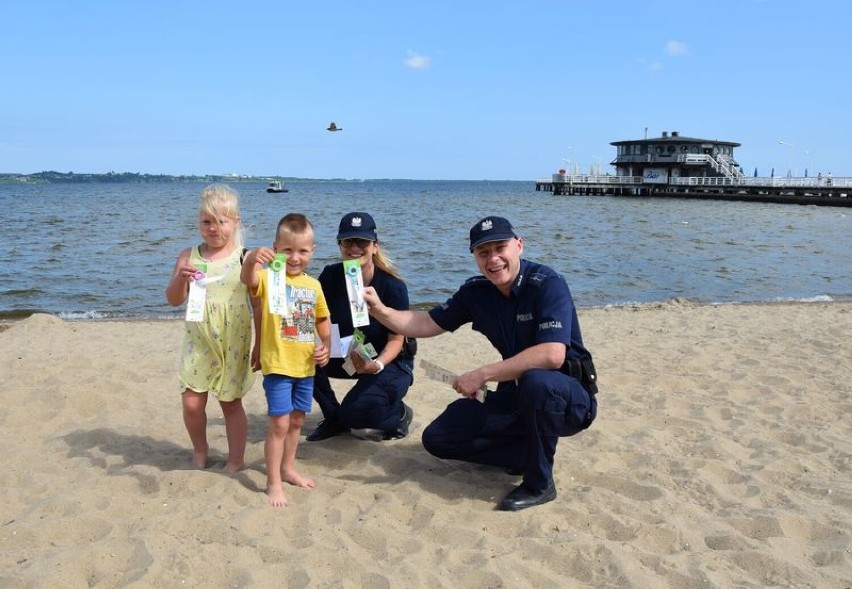 Ruszyła policyjna Wakacyjna Akcja "Plaża": pierwszy przystanek - Puck | ZDJĘCIA, NADMORSKA KRONIKA POLICYJNA