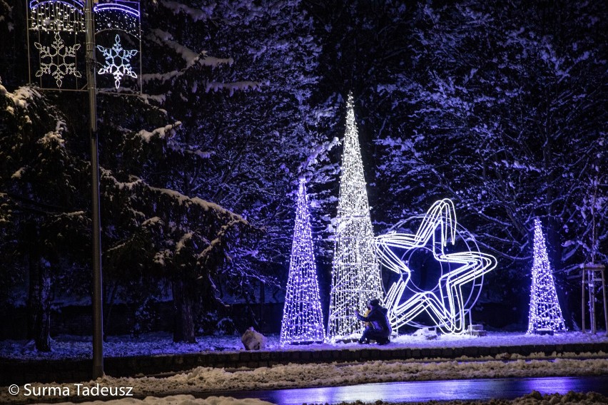 Stargard rozświetlony tysiącem świątecznych światełek. Wieczorny fotoreportaż Tadeusza Surmy