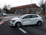 Osiedle Pilczyce we Wrocławiu. Wypadek autobusu MPK i auta. Droga zablokowana (ZDJĘCIA)