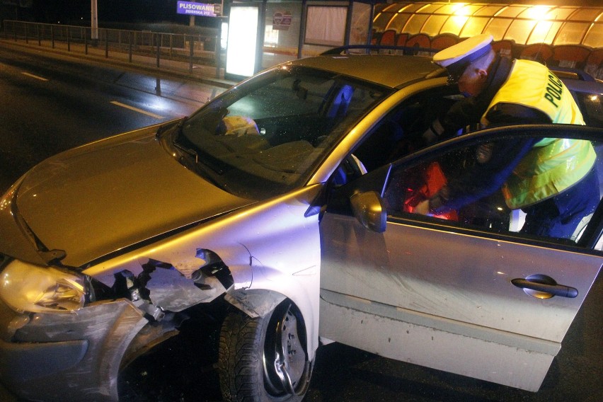 Pijana kobieta rozbiła samochód na latarni na Zgierskiej w...