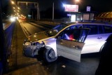 Wypadek na ul. Zgierskiej w Łodzi: renault rozbite na latarni