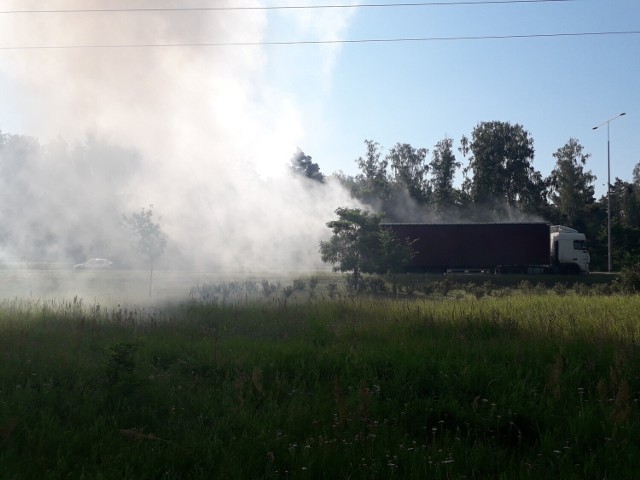 W kłębach dymu stanęła ciężarówka jadąca "średnicówką" w Grudziądzu