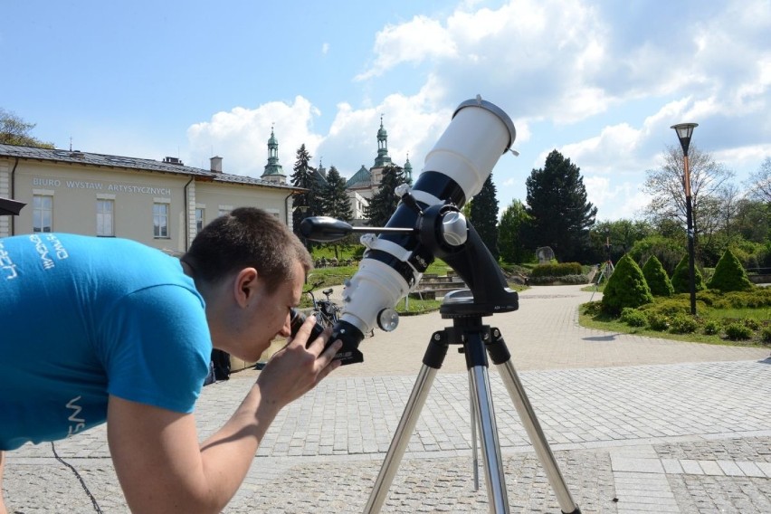 Profesjonalne teleskopy pozwalały obserwować przejście...