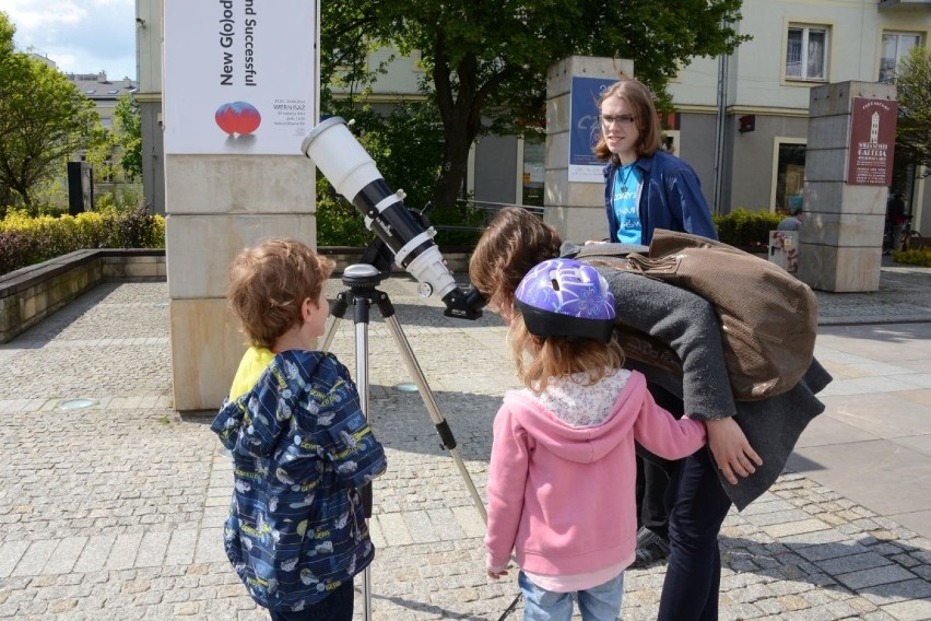 Profesjonalne teleskopy pozwalały obserwować przejście...