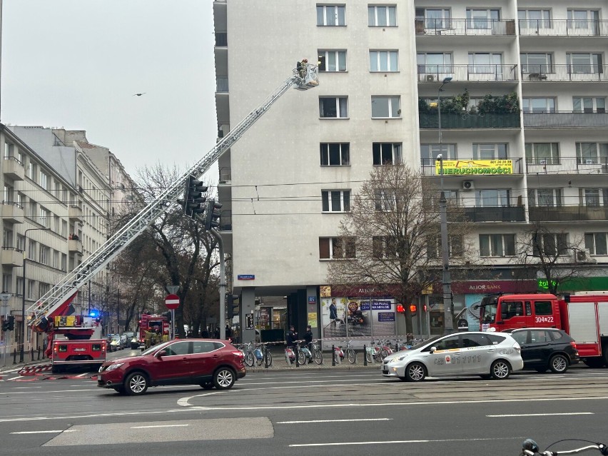 Pożar w centrum Warszawy. Spaliły się sprzęty w jednym z mieszkań. Na miejscu straż pożarna 