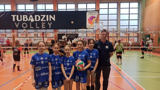 Młode siatkarki Volley Radomsko zadebiutowały w turnieju minisiatkówki w Sieradzu