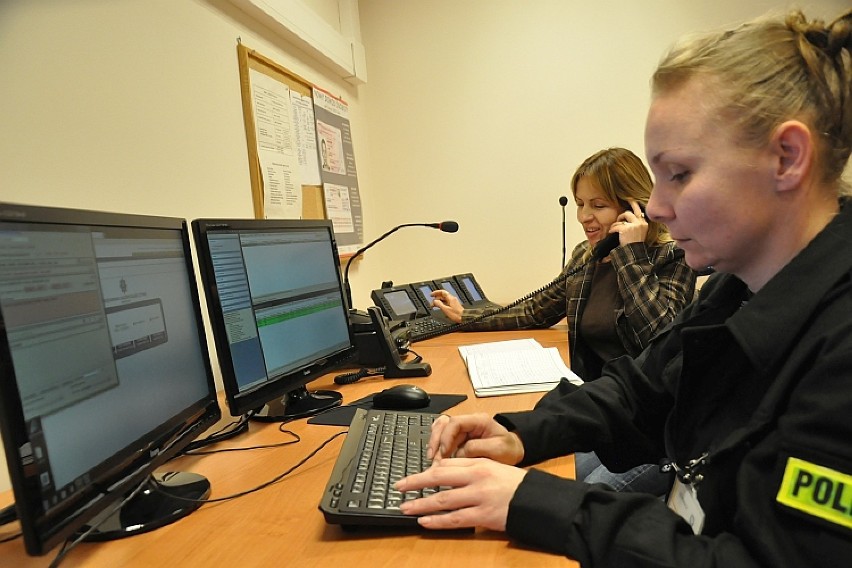 Zobacz, jak pracują policyjni dyżurni w Słupsku. To oni przyjmują zgłoszenia z numerów alarmowych [zdjęcia]