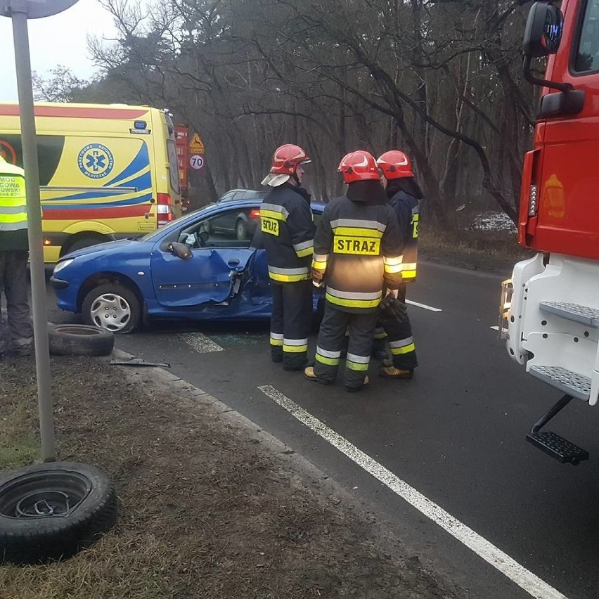 Wypadek na ul. Fordońskiej w Bydgoszczy. Dwa auta zderzyły się na skrzyżowaniu z Wyszogrodzką