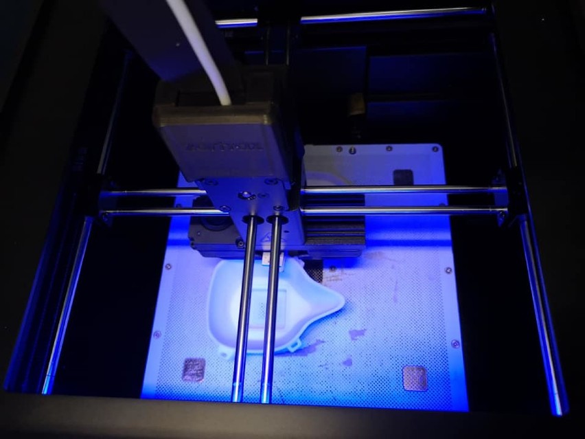 Pomorskie Szkoły Rzemiosł drukują przyłbice dla szpitali i placówek medycznych na szkolnych drukarkach 3D | ZDJĘCIA