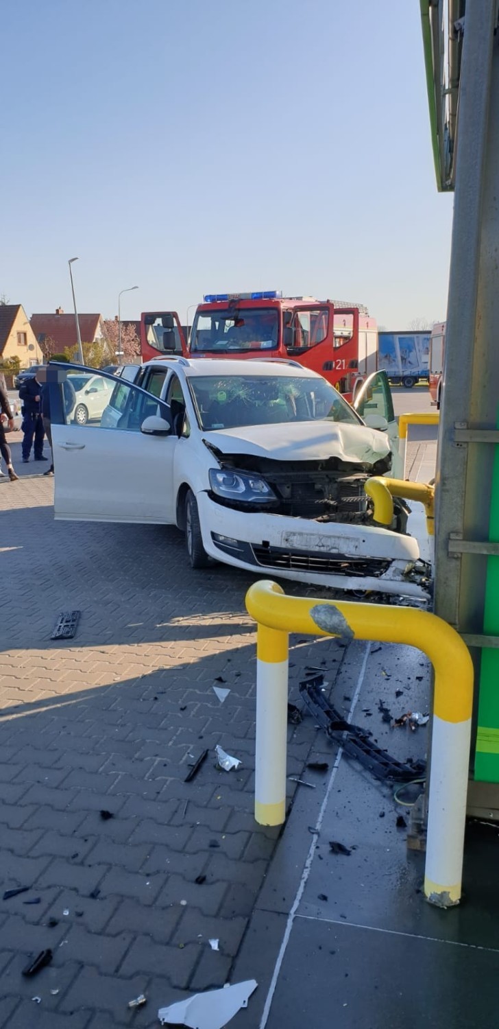 Wypadek w Darłowie. Samochód uderzył w barierki [zdjęcia]