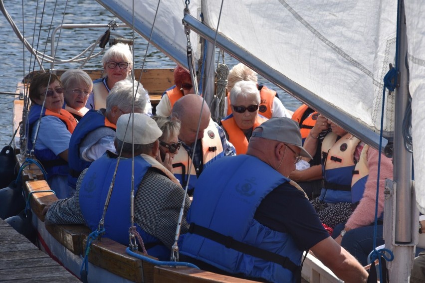 Seniorzy wybrali się w rejs po jeziorze Grzymisławskim