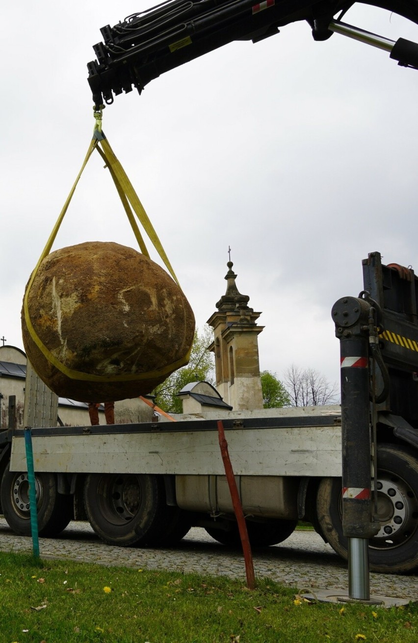 Kilkutonowy głaz wykopany w Kobylance podczas budowy ścieżki rowerowej trafił na polanę przy ołtarzu polowym. Robi naprawdę duże wrażenie