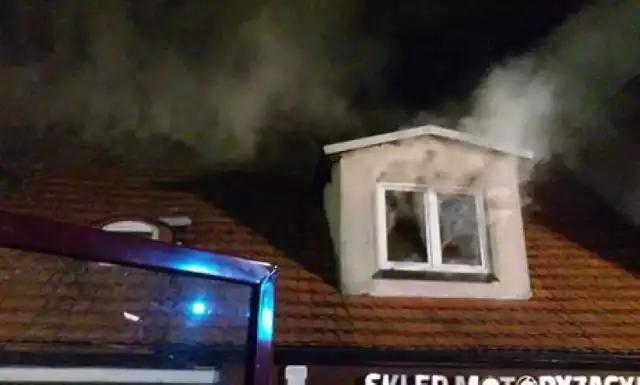 Pożar w Szamocinie: Ogień na poddaszu domu przy Placu Wolności [FOTO]
