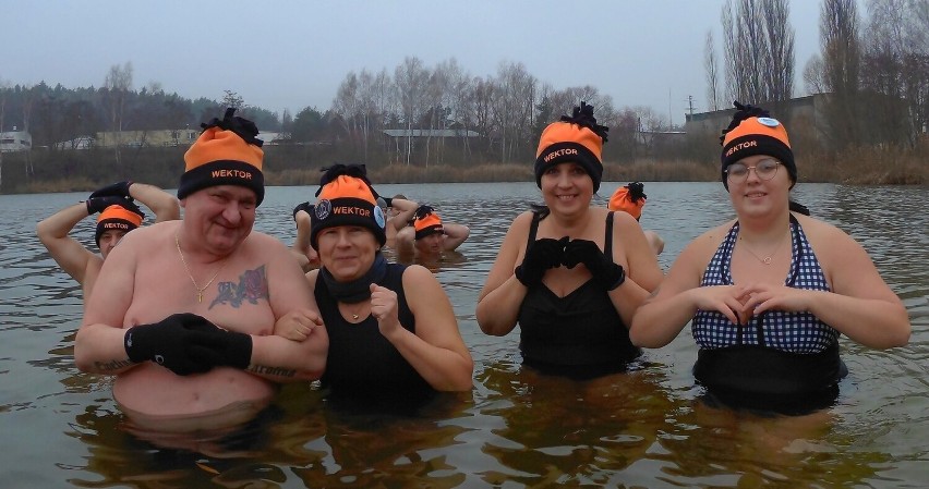 Pierwsza kąpiel ekipy ze Starachowickiego Klubu Morsów Wektor podczas astronomicznej zimy. Woda miała 2 stopnie. Zobacz zdjęcia