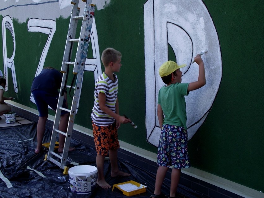 "Street-art literacki w mieście nad jeziorem" . Mural na bibliotece publicznej w Zbąszyniu