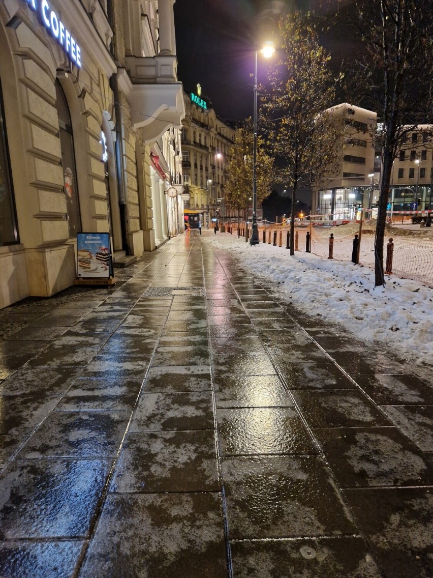 Oblodzone chodniki w Warszawie