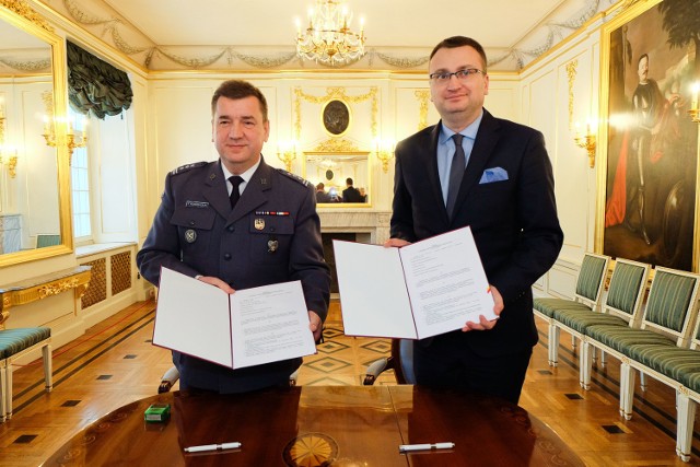 Płk Piotr Kondraciuk (z lewej) podpisał umowę z wiceprezydentem Rafałem Rudnickim. Skazani nieodpłatnie wyremontują mieszkania dla niepełnosprawnych.