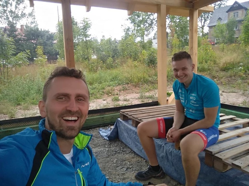 Michał i Kacper znów jadą rowerami przez Polskę i zbierają pieniądze dla chorych dzieci. Wczoraj ruszyli z Karpacza ZDJĘCIA