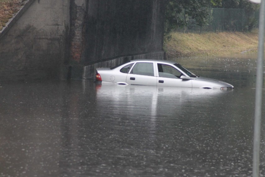 AKTUALIZACJA: KROTOSZYN: Ulica Kobylińska znów zalana pod wiaduktem. Liczne podtopienia piwnic [ZDJĘCIA] 