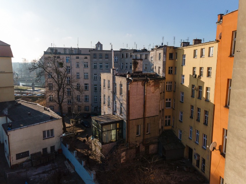 "Szklana kostka" na Ostrowie Tumskim we Wrocławiu. Zobacz to mieszkanie! (ZDJĘCIA)