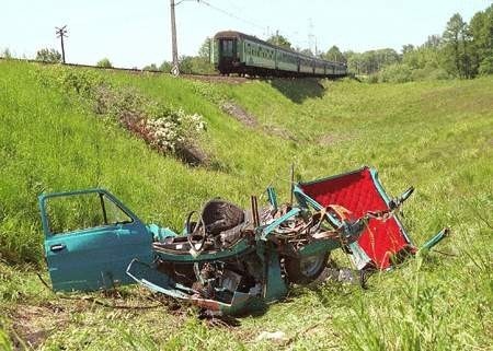 Pociąg pospieszny relacji Olsztyn - Gdynia Gł. zderzył się z Fiatem 126p, kierowanym przez Bożenę H. Kobieta zginęła na miejscu