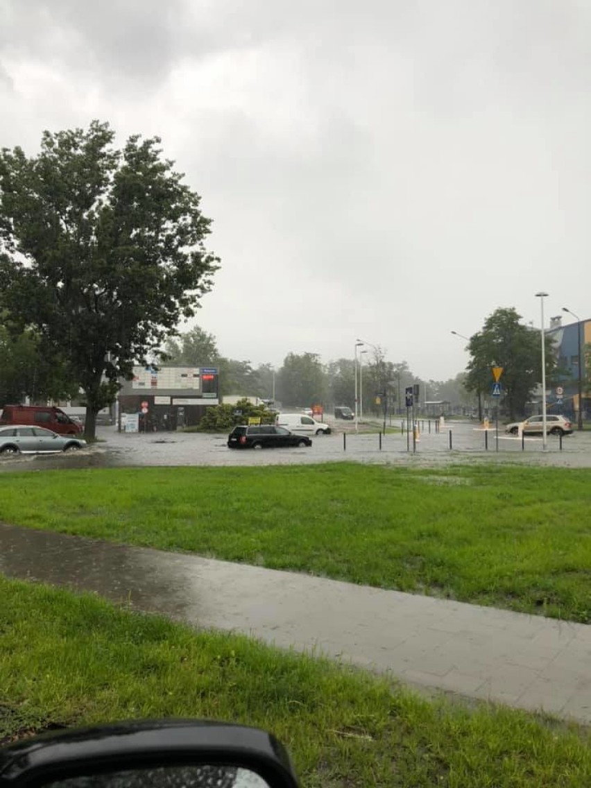 Ulewy we Wrocławiu. Zalane ulice, podziemne garaże, place [ZDJĘCIA INTERNAUTÓW]