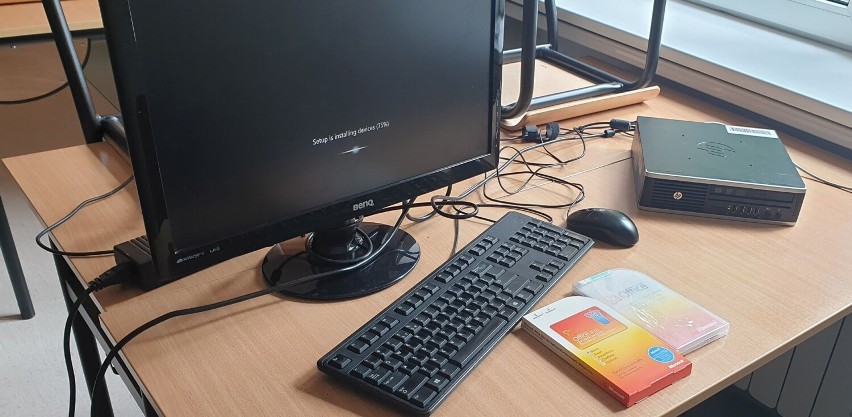 Komputery z Urzędu Marszałkowskiego trafiły do skarżyskiego Centrum Kształcenia Zawodowego i Ustawicznego. Zobaczcie zdjęcia