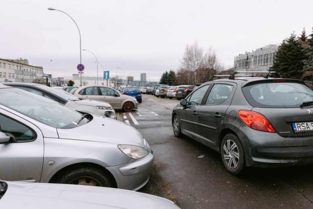 Parkowanie przy Klinicznym Szpitalu Wojewódzkim nr 2 w Rzeszowie sporo kosztuje pacjentów.