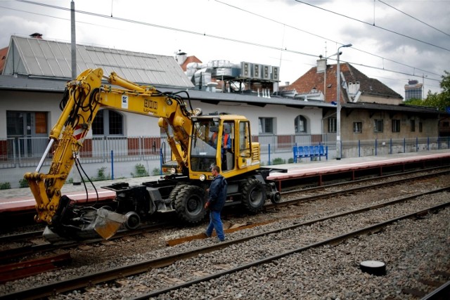 W przebudowie jest już za to szósty peron na wrocławskim Dworcu Głównym, który zostanie połączony z głównym tunelem przy kasach. Wcześniej z peronu dało się zejść jedynie na ul. Suchą. Sama krawędź peronu zostanie też wydłużona do 200 metrów. Powstaną także windy dla osób niepełnosprawnych i z dużym bagażem. Do peronu VI podobnie jak do V będzie dochodził jeden tor. Nie będzie zadaszenia, powstaną za to trzy wiaty przystankowe. Dotychczasowe zejście na ul. Suchą zostanie utrzymane. Remont i przywrócenie peronu szóstego do normalnego ruchu jest także niezbędny, aby odkorkować dworzec i dobiegającą do niego estakadę. Bez tego część pociągów wjeżdżających do Wrocławia aż z trzech kierunków - północy, zachodu i wschodu - w dalszym ciągu w godzinach szczytu będą musiały zatrzymywać się na estakadzie w okolicy Teatru Polskiego i wiaduktu nad ul. Zielińskiego. A połączeń z roku na rok przybywa.