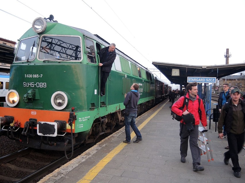 Miłośnicy kolei przejechali dziś trasę Czarne - Krzyż pociągiem z lokomotywą SU45-089 z lat '70