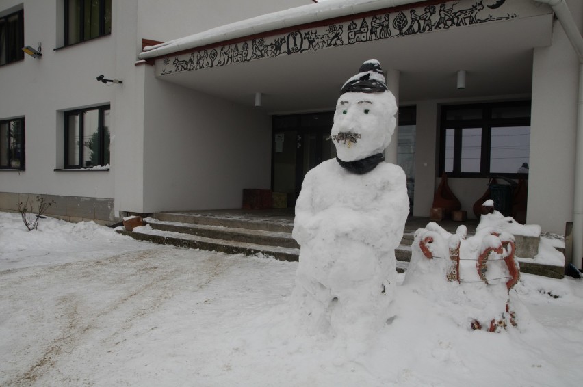 Nowy Wiśnicz. Podobizna nauczyciela Wojciecha Hyżego wykonana ze śniegu przez uczniów "Plastyka"