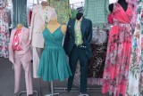 Kolorowe sukienki, modne żakiety. Tanie letnie ubrania na targowisku przy Dworaka w Rzeszowie. Ceny zaczynają się od kilku złotych [ZDJĘCIA]