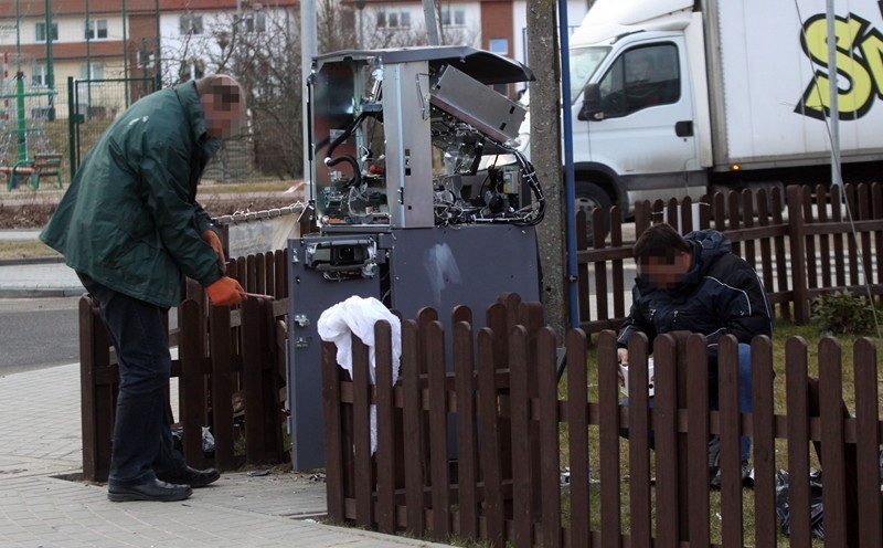 Gdynia: Napad na bankomat. Sprawcy podłożyli ładunek wybuchowy pod urządzenie