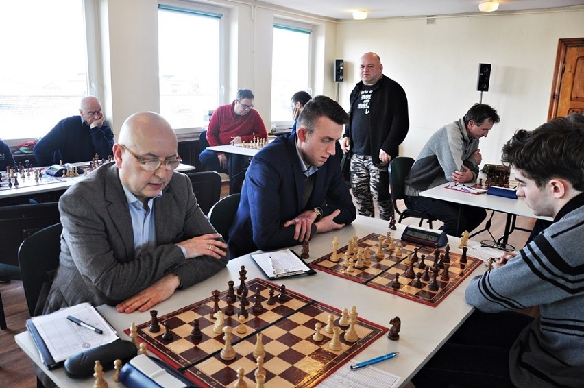 Sycowscy szachiści grają ze zmiennym szczęściem. Ale nie poddają się!