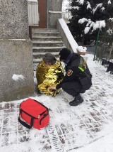 Strażnicy Miejscy w Kielcach uratowali życie! Wychłodzonemu człowiekowi groziła śmierć 
