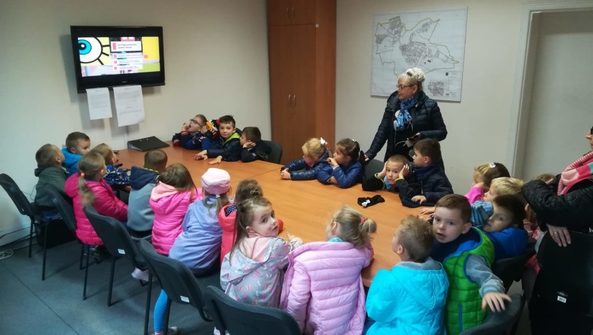 Złotowskich policjantów odwiedziła grupa przedszkolaków z Publicznego Przedszkola nr 4 w Złotowie