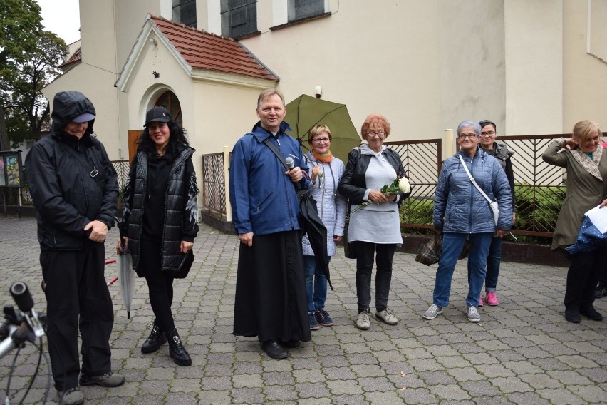 Pielgrzymkę prowadzi ks. proboszcz Andrzej Oczachowski.