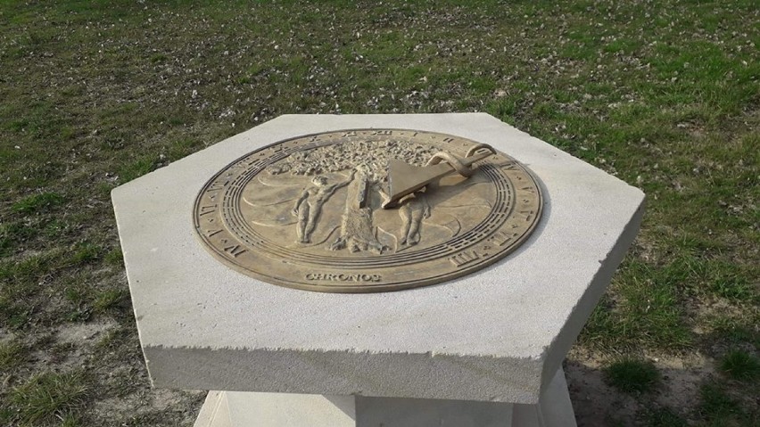Bełchatów: Zegar słoneczny w parku Olszewskich  zniszczony. Jest nagroda za wykrycie sprawców