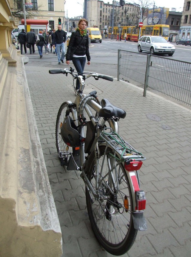 Stojak na rowery pojawił się niedawno na al. Kościuszki przy skrzyżowaniu z ul. Zieloną.