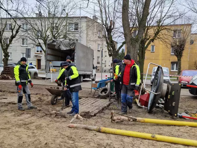 Ruszyły prace nad zagospodarowaniem placu zabaw w Błaszkach